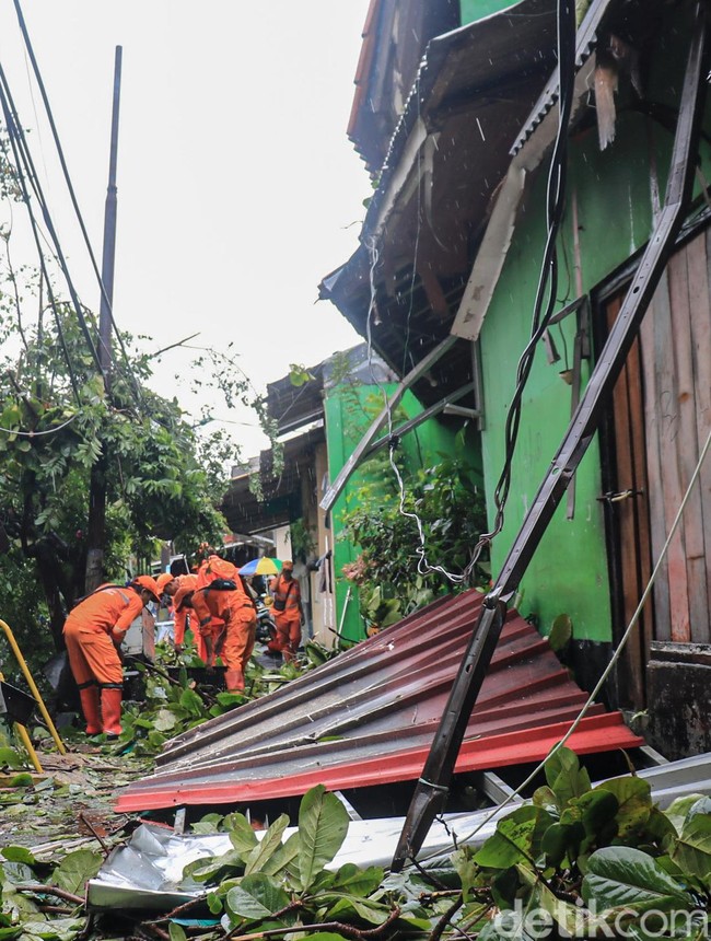 Hujan dan Angin Kencang Robohkan Atap Rumah di Tanjung Priok