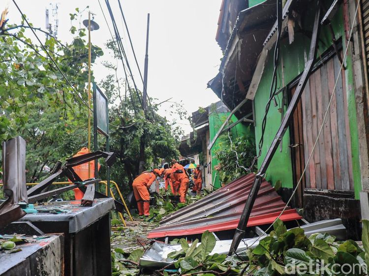 Hujan dan Angin Kencang Robohkan Atap Rumah di Tanjung Priok