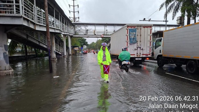 Hujan Sejak Dini Hari, Jalan Daan Mogot Jakbar Tergenang 10 Cm