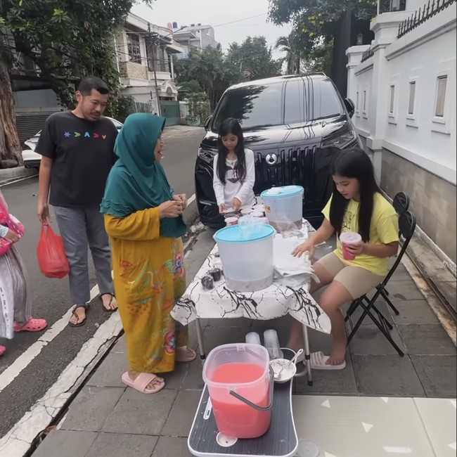 Bisa Ditiru! Anak Ririn Ekawati dan Ibnu Jamil Jualan Takjil di Depan Rumah