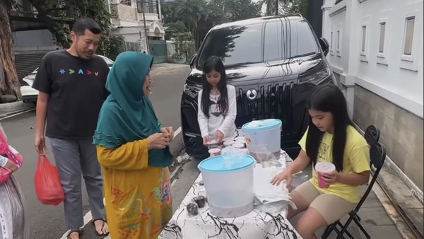 Bisa Ditiru! Anak Ririn Ekawati dan Ibnu Jamil Jualan Takjil di Depan Rumah