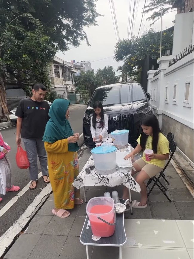 Bisa Ditiru! Anak Ririn Ekawati dan Ibnu Jamil Jualan Takjil di Depan Rumah