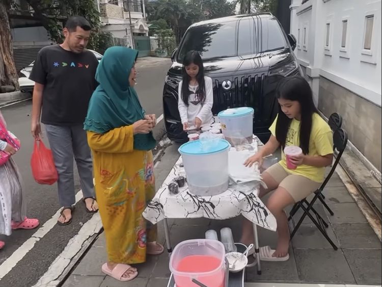Bisa Ditiru! Anak Ririn Ekawati dan Ibnu Jamil Jualan Takjil di Depan Rumah