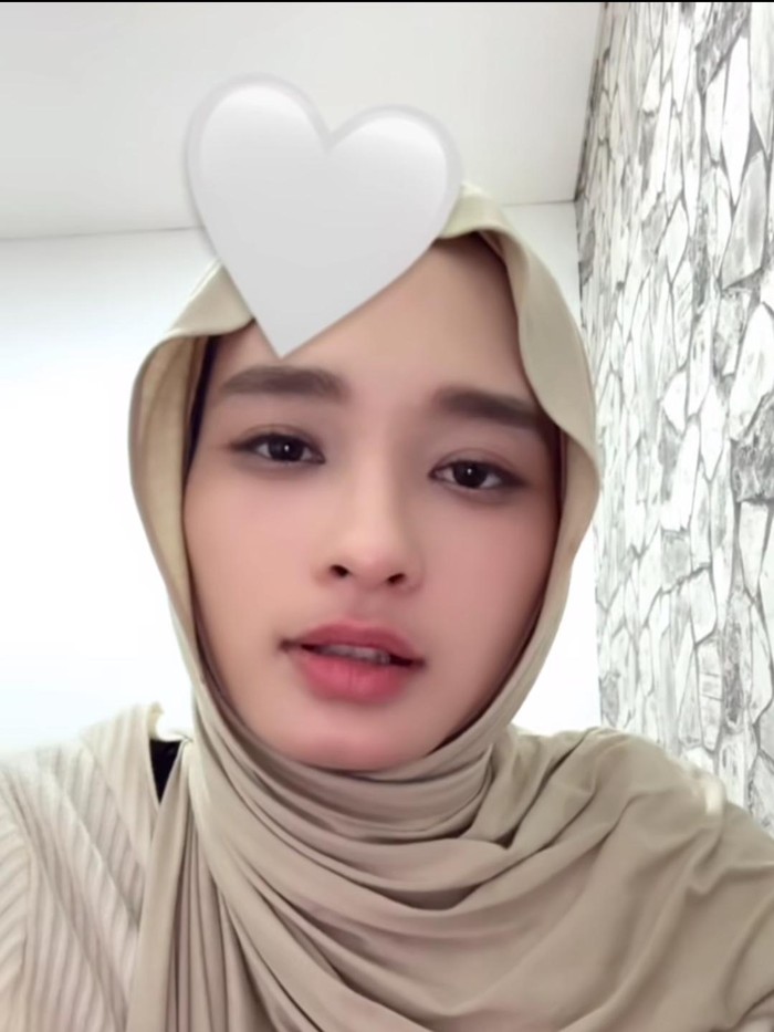 Inara Rusli minta maaf.