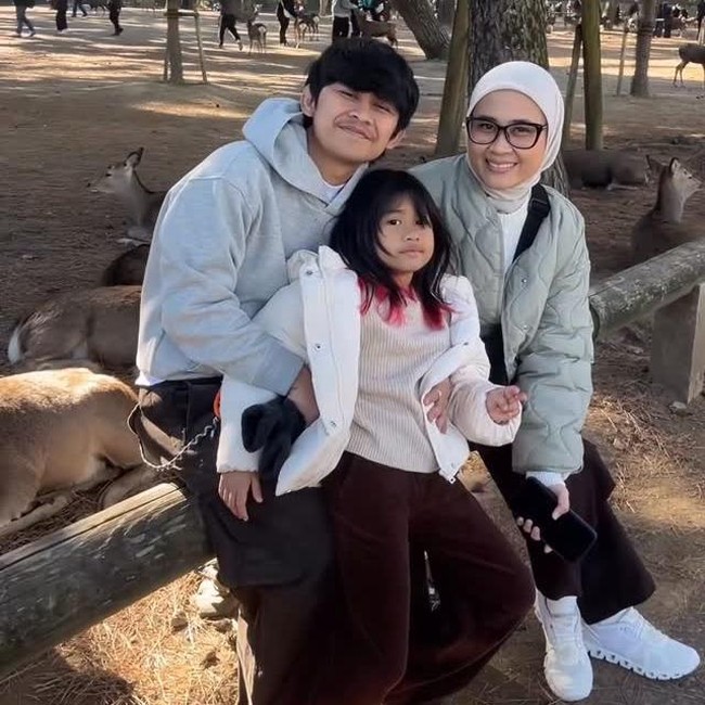 Indra Jegel Bikin Istri-Anak Berbinar-binar Happy di Jepang