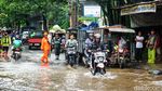 Jalan Kemang Utara IX Tergenang, Lalu Lintas Tersendat