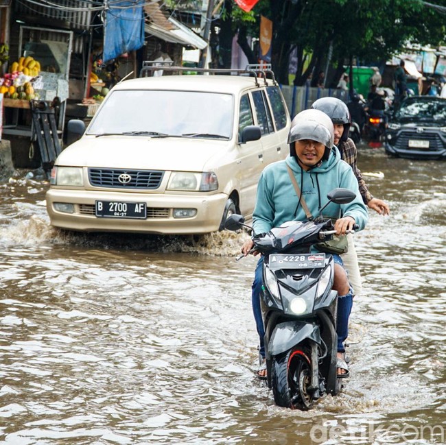 Jalan Kemang Utara IX Tergenang, Lalu Lintas Tersendat
