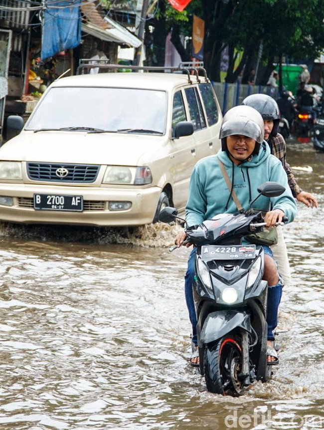 Jalan Kemang Utara IX Tergenang, Lalu Lintas Tersendat