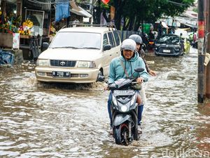 Jalan Kemang Utara IX Tergenang, Lalu Lintas Tersendat