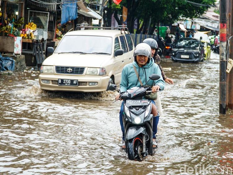 Jalan Kemang Utara IX Tergenang, Lalu Lintas Tersendat