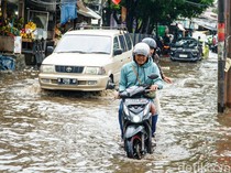 Jalan Kemang Utara IX Tergenang, Lalu Lintas Tersendat