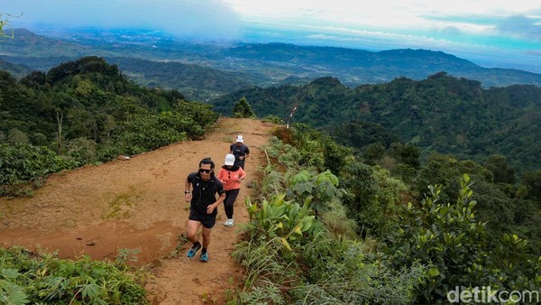 Jalur Trail Cisadon, Destinasi Favorit Pelari Berburu Elevasi