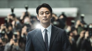 Ju Ji Hoon menampilkan sosok Bang Tae Seob yang penuh ambisi. Wajahnya serius, seperti terus dihantui ambisi tanpa ada istirahat. (Foto: dok. ENA)