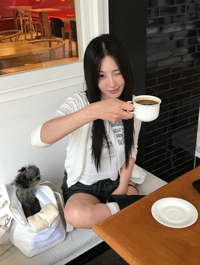 Jung Hye Sung dijuluki ‘vampire visual’ saat mengunggah foto terbaru. Banyak yang sulit dipercaya bahwa ia sudah berusia pertengahan 30-an. Kecantikan tersebut ternyata membuat sang ayah sempat sangat protektif.Foto: Instagram @junghyesung91