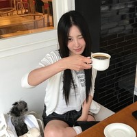 Jung Hye Sung dijuluki ‘vampire visual’ saat mengunggah foto terbaru. Banyak yang sulit dipercaya bahwa ia sudah berusia pertengahan 30-an. Kecantikan tersebut ternyata membuat sang ayah sempat sangat protektif.Foto: Instagram @junghyesung91