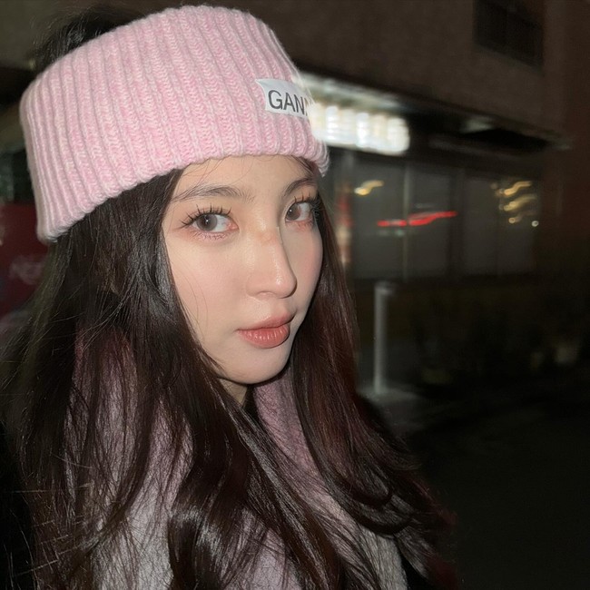 Jung Hye Sung dikenal dengan kecantikannya yang punya kulit bening dan fitur wajah bak boneka. Visual tersebut sudah dimilikinya sejak dulu.Foto: Instagram @junghyesung91