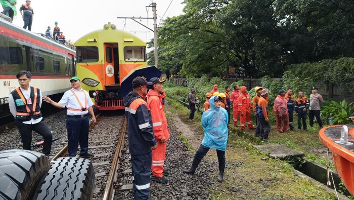 KAI Daop 1 Jakarta mengevakuasi KA Bandara Soekarno-Hatta (Soetta) yang terlibat kecelakaan dengan truk pada lintas Rawabuaya - Batuceper. (Dok KAI Daop 1)