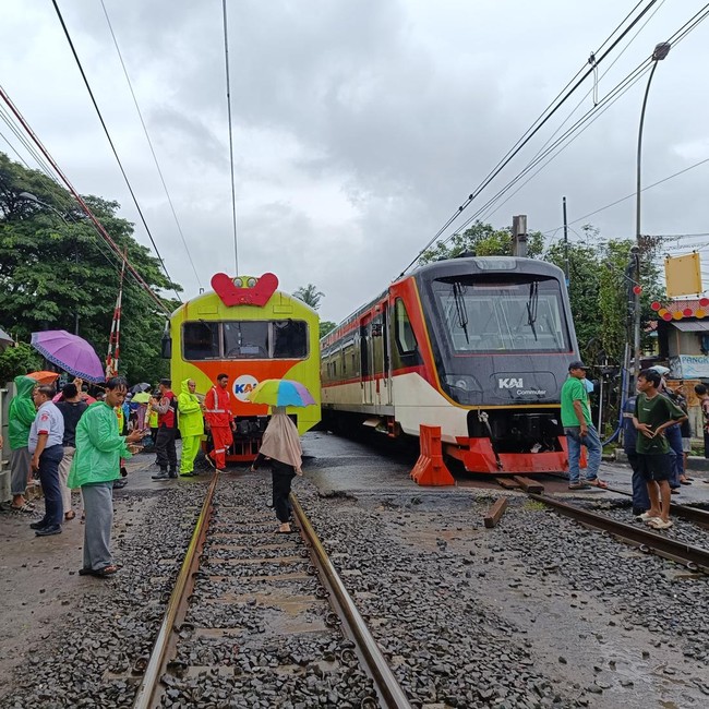 Proses Evakuasi KA Bandara Soetta Tertemper Truk di Poris
