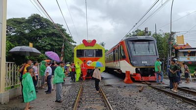 Proses Evakuasi KA Bandara Soetta Tertemper Truk di Poris