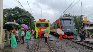 Proses Evakuasi KA Bandara Soetta Tertemper Truk di Poris