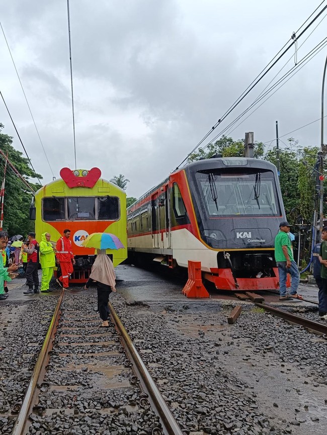 Proses Evakuasi KA Bandara Soetta Tertemper Truk di Poris