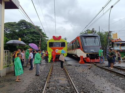 Proses Evakuasi KA Bandara Soetta Tertemper Truk di Poris