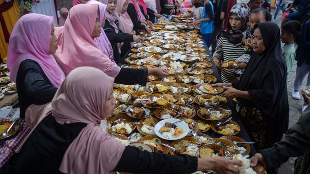 Warga mengambil hidangan makanan untuk buka puasa bersama di Kampoeng Ramadhan, Perumahan Graha Mutiara Permai 2, Kabupaten Tangerang, Banten, Kamis (19/2/2025). Kegiatan yang diselenggarakan oleh warga perumahan tersebut menyiapkan sebanyak 700 porsi hidangan buka puasa gratis selama 22 hari bulan suci Ramadhan 1447 Hijriah untuk pengendara yang dalam perjalanan dan warga kurang mampu. ANTARA FOTO/Putra M. Akbar/foc.