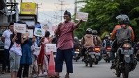 Warga mengajak pengendara mengikuti buka puasa bersama di Perumahan Graha Mutiara Permai 2, Tangerang. Kegiatan bertajuk Kampoeng Ramadan ini menyediakan ratusan porsi hidangan gratis selama bulan suci. Foto: ANTARA FOTO/Putra M. Akbar