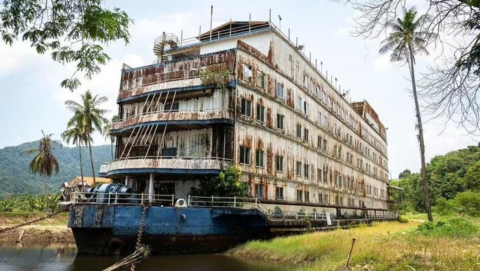 Kapal perang AS yang diubah jadi hotel di Thailand bernama Grand Lagoona Hotel
