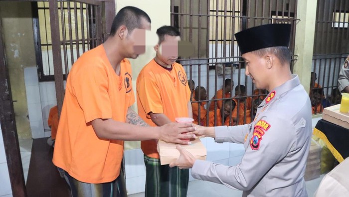 Kapolres Blitar Kota AKBP Kalfaris T. Lalo buka bersama tahanan