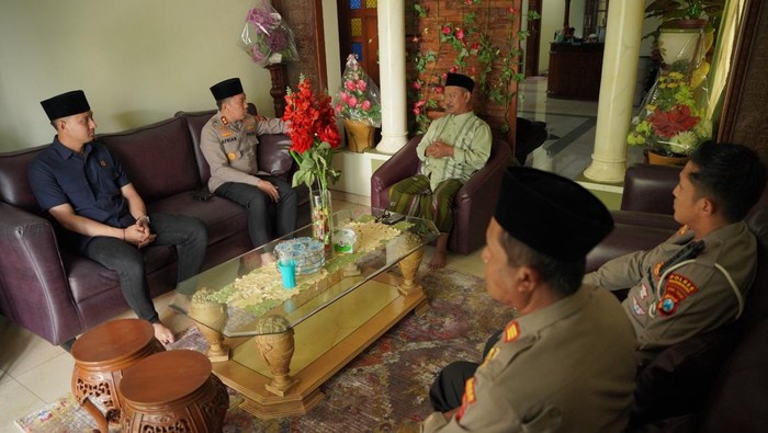 Kapolres Bojonegoro saat silaturahmi ke ketua PCNU Bojonegoro, dr. H. Kholid Ubed