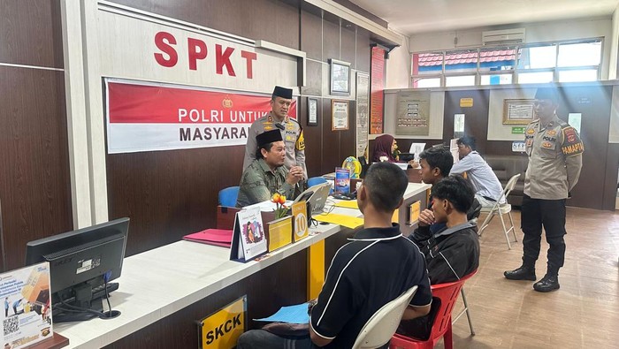 Kapolres Musi Banyuasin AKBP Ruri Prastowo menggunakan peci saat mengecek pelayanan