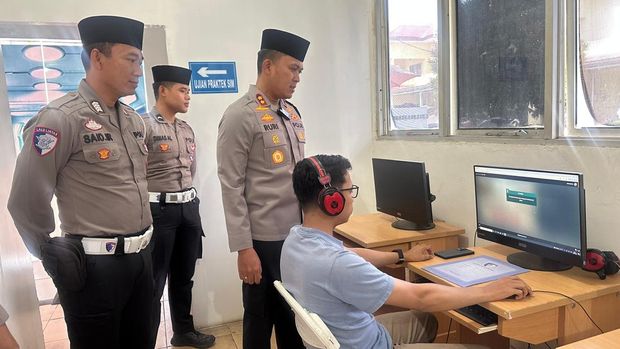 Kapolres Musi Banyuasin AKBP Ruri Prastowo menggunakan peci saat mengecek pelayanan