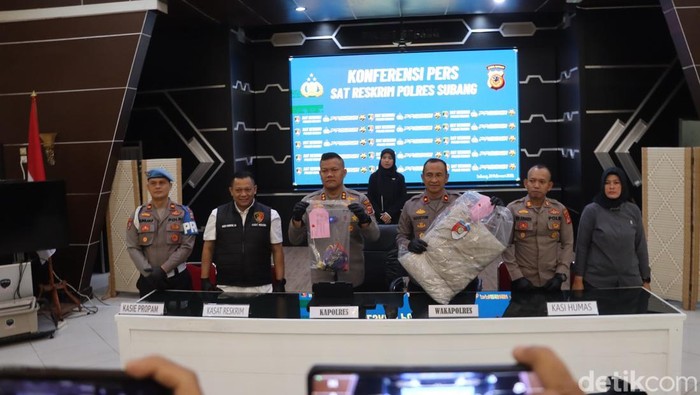 Kapolres Subang AKBP Dony Eko Wicaksono saat menunjukkan barang bukti kasus ibu bunuh anak di Subang