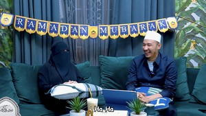 Dalam obrolan bersama Habib Usman bin Yahya, Kartika Putri mengungkap hijrah bukan proses instan dan penuh tantangan mental. Foto: Channel YouTube Kartika Putri