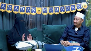 Setelah setahun menghilang, Kartika Putri memilih bicara jujur soal hijrah, perubahan hidup, dan penilaian orang yang datang silih berganti. Foto: Channel YouTube Kartika Putri