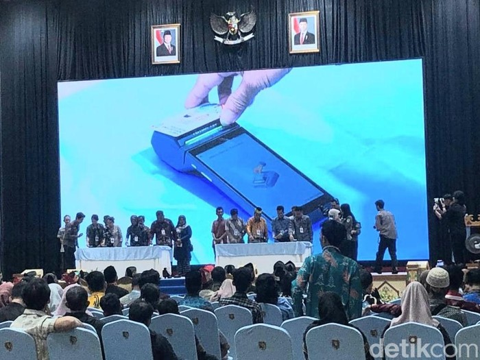 Pemprov Kalteng meluncurkan program Kartu Huma Betang Sejahtera (KHBS). Program ini meliputi bantuan pangan, bantuan tunai hingga pendidikan.
