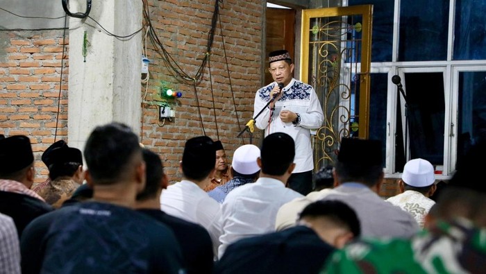 Kasatgas Tito Buka Puasa Pertama-Jalani Salat Tarawih di Aceh Tamiang