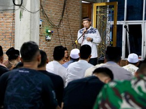 Kasatgas Tito Buka Puasa Pertama-Jalani Salat Tarawih di Aceh Tamiang