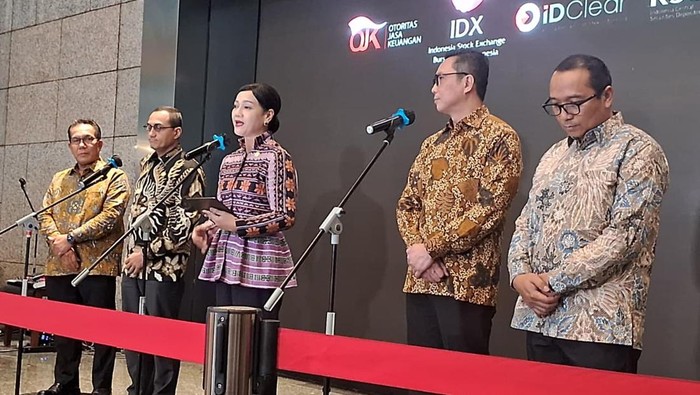 Konferensi pers OJK di Bursa Efek Indonesia