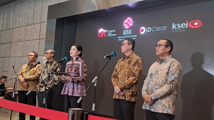 Konferensi pers OJK di Bursa Efek Indonesia