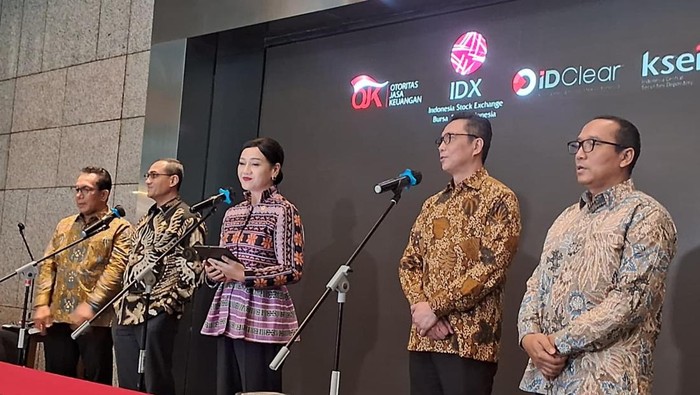 Konferensi pers OJK di Bursa Efek Indonesia