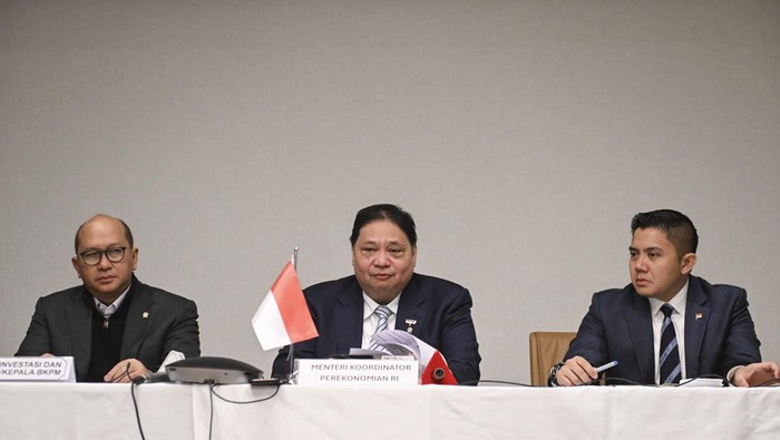 Menko Perekonomian Airlangga Hartarto (tengah) bersama Menteri Investasi dan Hilirasasi Rosan Roeslani (kiri) dan Sekretaris Kabinet Teddy Indra Wijaya (kanan) menyampaikan keterangan pers terkait perjanjian perdagangan timbal balik Indonesia-AS di Washington DC, Amerika Serikat, Kamis (19/2/2026). Pemerintah Indonesia-AS resmi menandatangani perjanjian perdagangan timbal balik dengan pengenaan tarif sebesar 19 persen terhadap produk-produk asal Indonesia dengan pengecualian khusus bagi produk-produk tertentu seperti tekstil dan garmen. ANTARA FOTO/Hafidz Mubarak A/nym.