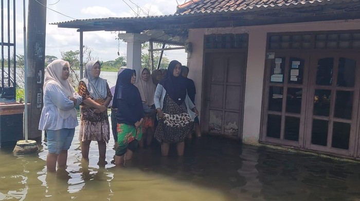 Korban banjir Bengawan Njero Lamongan