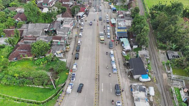 Korlantas Polri mengoptimalkan pemantauan arus lalu lintas di ruas Jalan Raya Sukaraja–Sukabumi melalui pemanfaatan ETLE Drone Patrol Presisi.