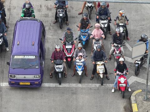 Korlantas Polri mengoptimalkan pemantauan arus lalu lintas di ruas Jalan Raya Sukaraja–Sukabumi melalui pemanfaatan ETLE Drone Patrol Presisi.