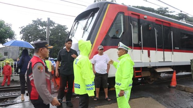 Lalu lintas di Stasiun Poris Tangerang macet imbas kecelakaan KA Bandara Soetta Vs Truk Trailer, Jumat (20/2/2026).