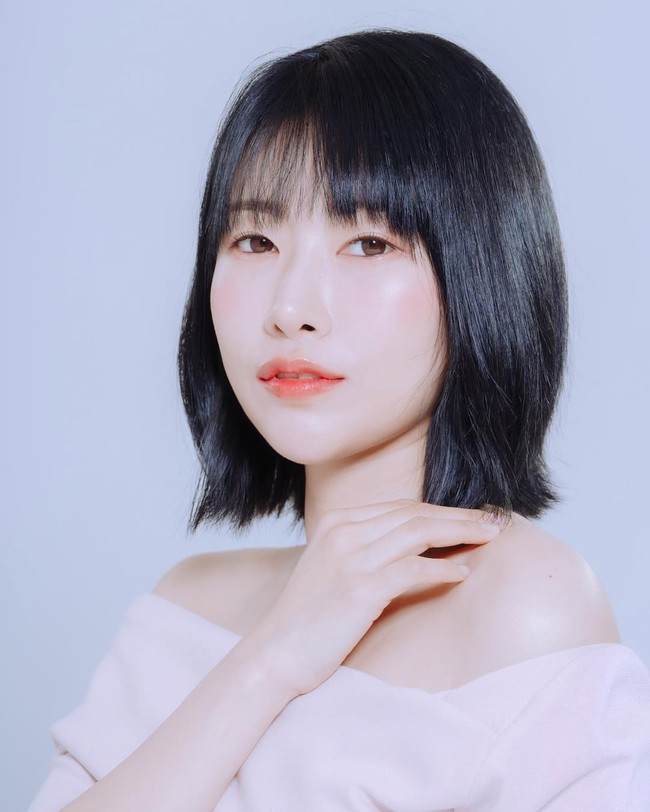Lee Se Young terang-terangan mengaku ingin mempercantik diri lewat prosedur operasi plastik. Saat tampil di sebuah acara televisi, bintang Saturday Night Live Korea itu mengatakan ia mengubah bentuk mata dan hidungnya. Foto: dok. Instagram @seyoung_1408
