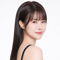 Setelah insiden tersebut, Lee Se Young menjalani operasi revisi untuk mengangkat filler payudara yang menyebar ke punggung dan payudara kanannya. Perlahan aktris 33 tahun mendapatkan tampilan yang ia inginkan. Foto: dok. Instagram @seyoung_1408