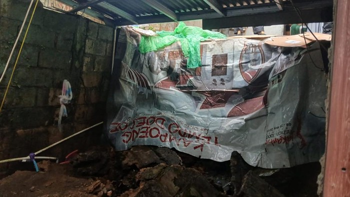 Longsor picu dinding rumah ambruk Tanahsareal, Kota Bogor.